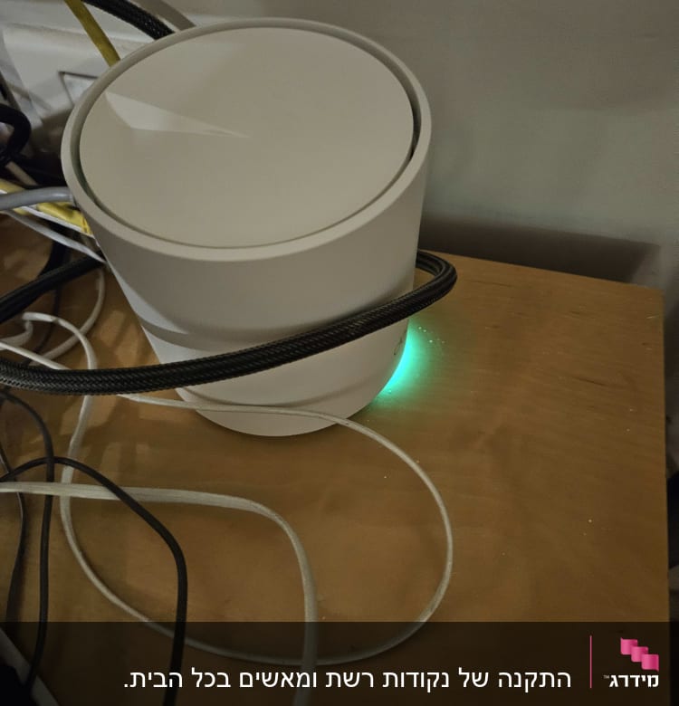 נתב רשת עגול עם כבלים מחוברים ואור ירוק